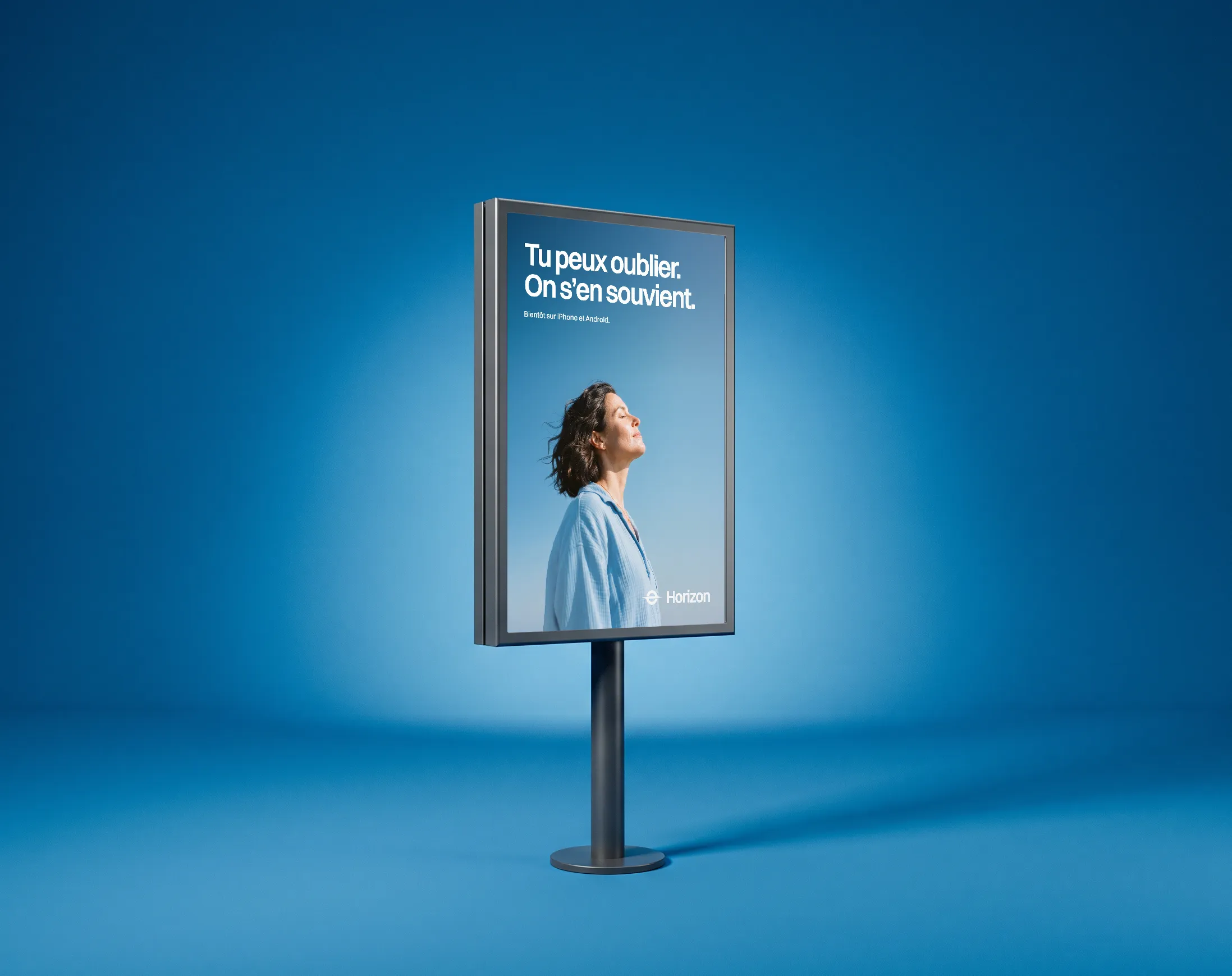 L'affiche de lancement d'Horizon, « Tu peux oublier. On s'en souvient. », sur un panneau dans un décor bleu